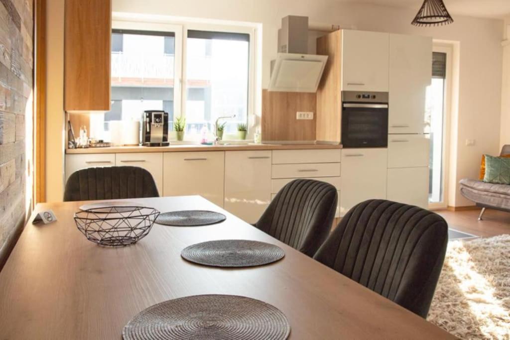 5 Dream Apartment 5 Cu Parcare Privata Oradea Ngoại thất bức ảnh